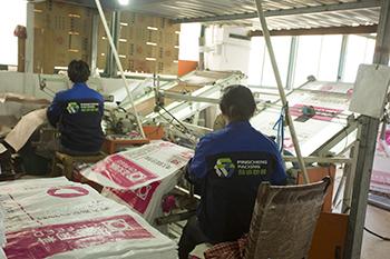 La aduana imprimió los sacos tejidos del polipropileno, bolsos reciclados del arroz con la ventana transparente